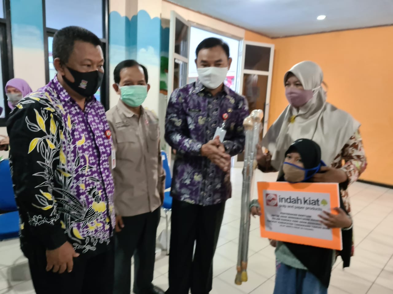 Indah Kiat Bantuan Kursi Roda